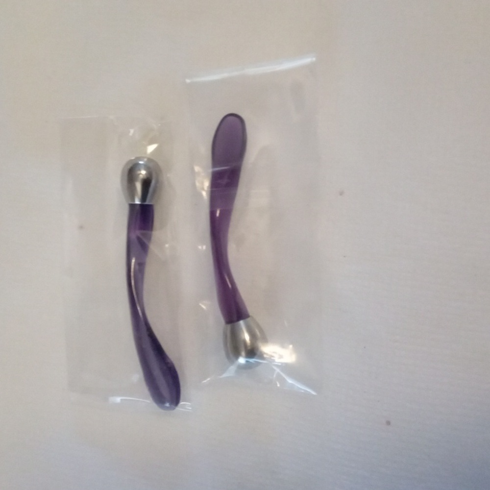 2 Cooling Eye Roller Wands🤩